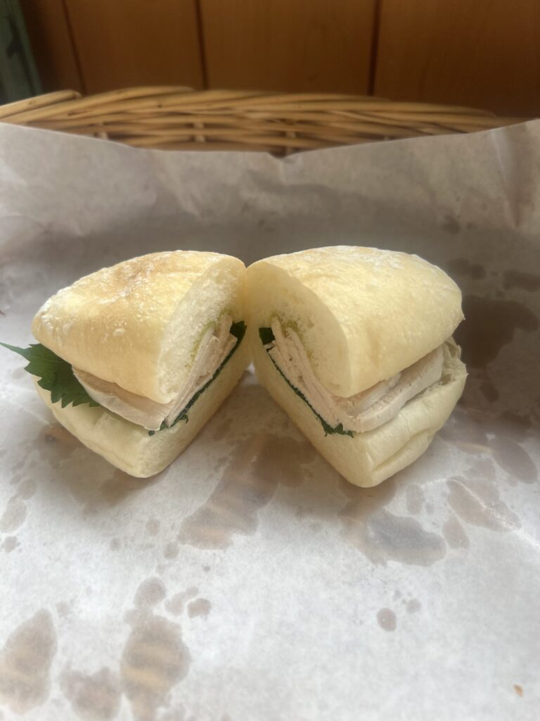 森庵の「蒸し鶏と大葉のサンド」